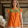 Blusa tela naranja con bordado solo en cajón tejido naranja