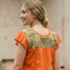 Blusa tela naranja con bordado solo en cajón tejido naranja