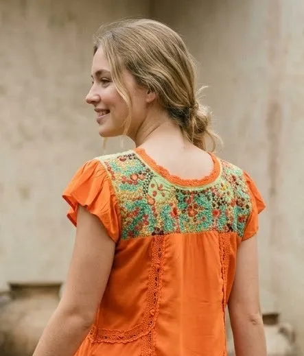 Blusa tela naranja con bordado solo en cajón tejido naranja