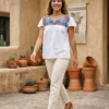 Blusa cajón completo blanca multicolor tejido turquesa