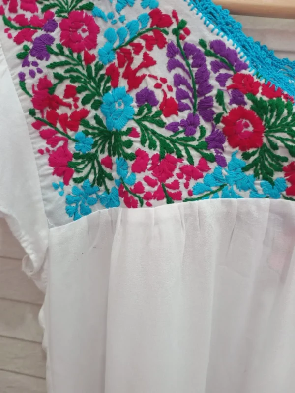 Blusa cajón completo blanca multicolor tejido turquesa
