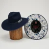 Sombrero bordado de pensamientos lana de borrego color marino