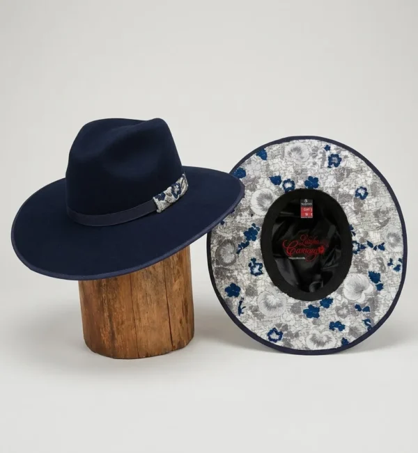 Sombrero bordado de pensamientos lana de borrego color marino