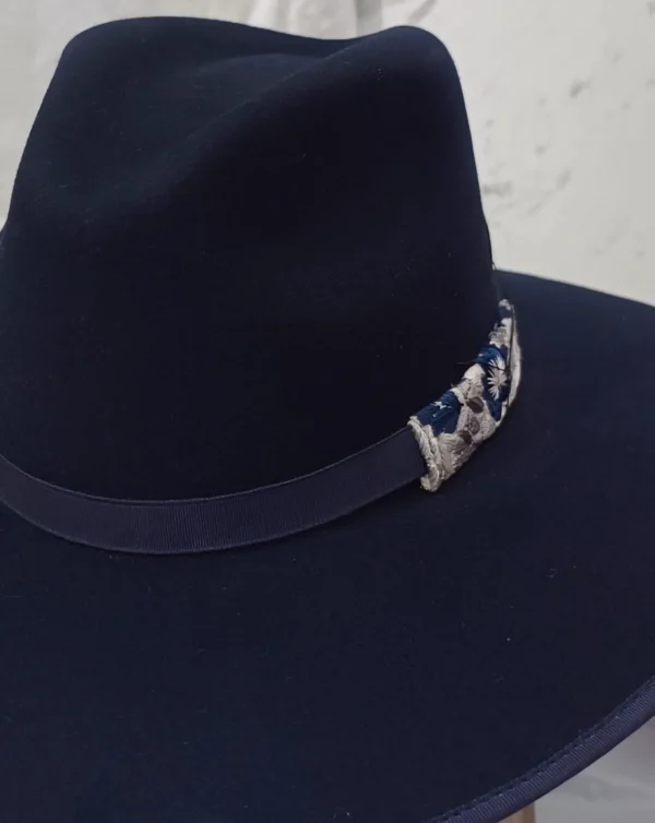 Sombrero bordado de pensamientos lana de borrego color marino