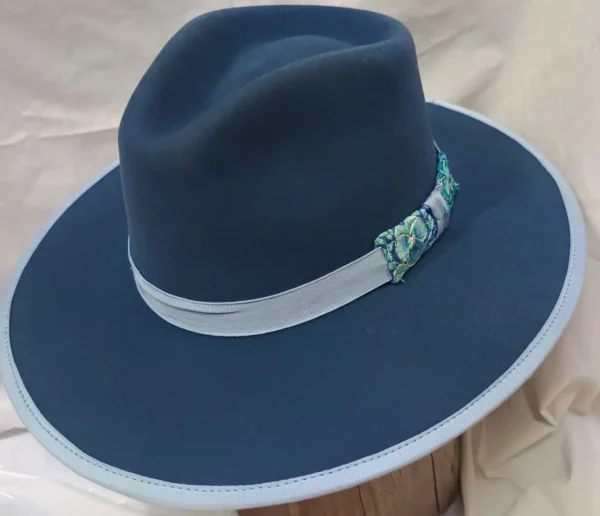 Sombrero lana de borrego fina color azul mezclilla bordado tonos azul