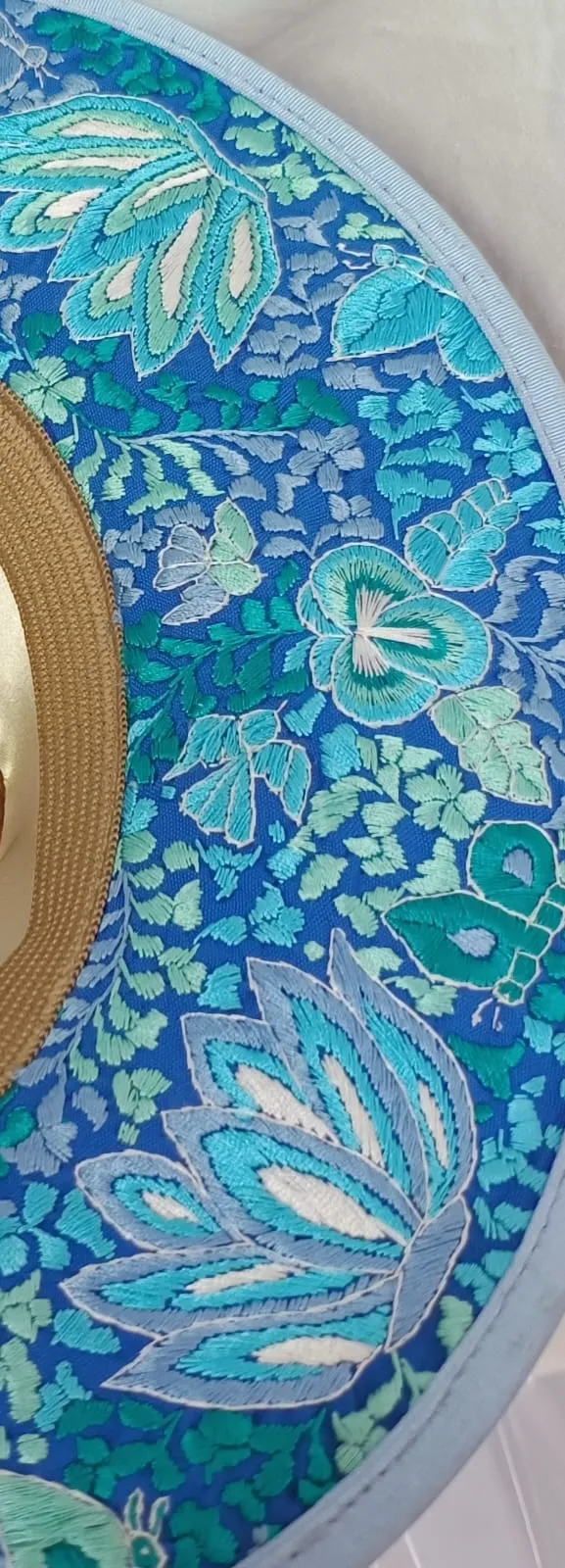 Sombrero lana de borrego fina color azul mezclilla bordado tonos azul