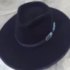 Sombrero lana de borrego azul marino con bordado de pensamientos en varios tonos