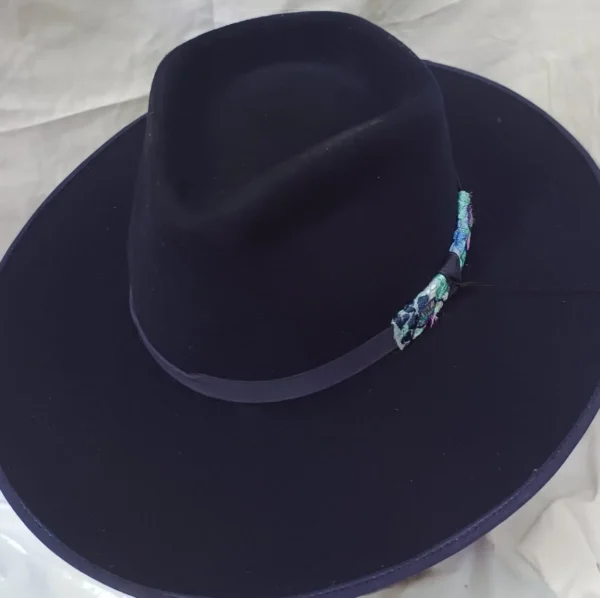 Sombrero lana de borrego azul marino con bordado de pensamientos en varios tonos