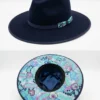 Sombrero lana de borrego azul marino con bordado de pensamientos en varios tonos