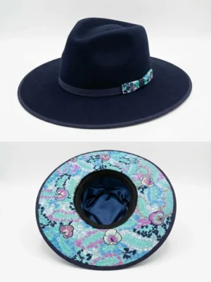 Sombrero lana de borrego azul marino con bordado de pensamientos en varios tonos