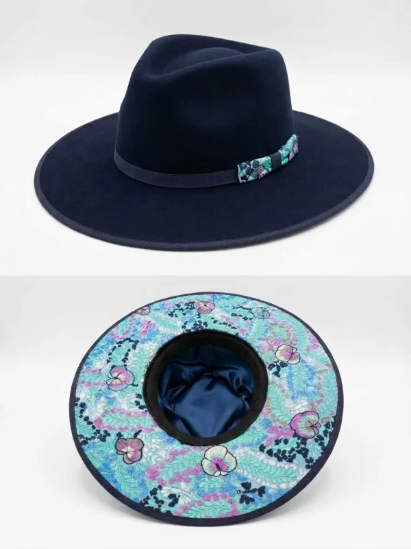Sombrero lana de borrego azul marino con bordado de pensamientos en varios tonos