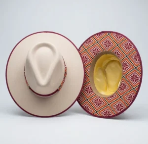 Sombrero lana de borrego color hueso bordado punto de cruz