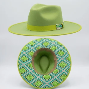 Sombrero lana de borrego verde tierno bordado punto de cruz tonos verde