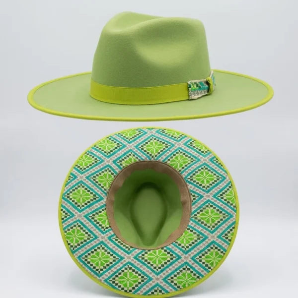 WhatsApp Image 2026-10-15 at 9.19.55 PM Sombrero lana de borrego verde tierno bordado punto de cruz tonos verde