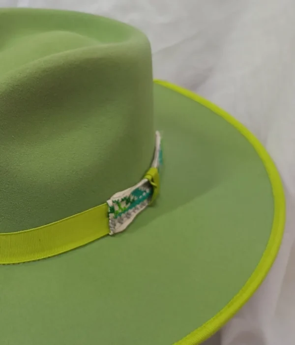 WhatsApp Image 2026-10-15 at 9.21.26 PM3 Sombrero lana de borrego verde tierno bordado punto de cruz tonos verde