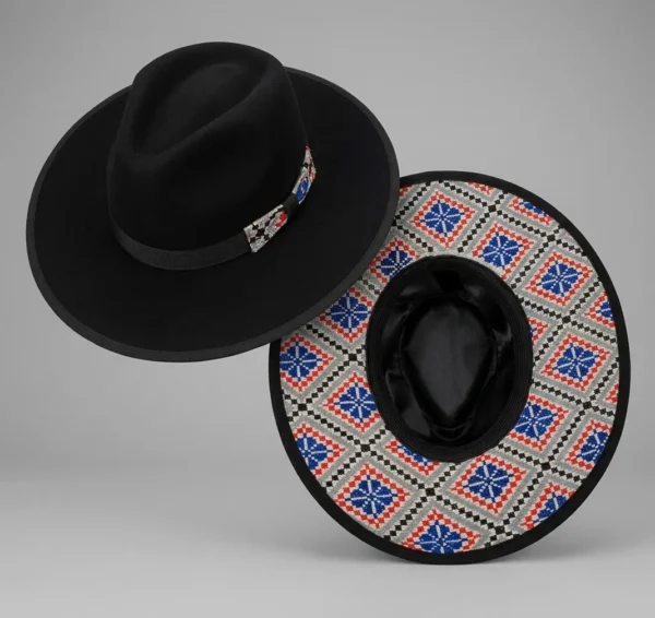 WhatsApp Image 2026-10-15 at 9.26.49 PM Sombrero lana de borrego color azul marino bordado punto de cruz