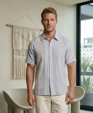 Guayabera gris con randa plata de semilla y alforzas