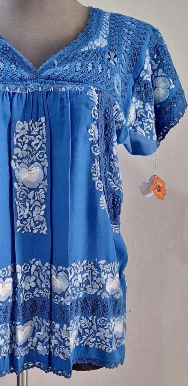 Blusa Artesanal de Pensamientos Matizados con Deshilado y Tejido Fino