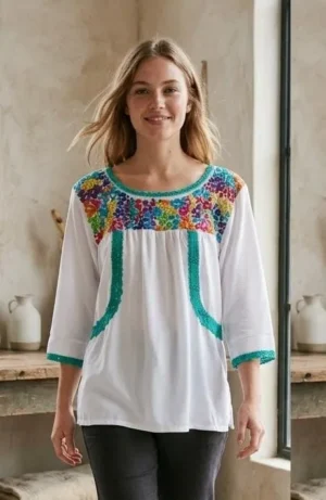 Blusa tela blanca cajón bordado multicolor y tejido jade