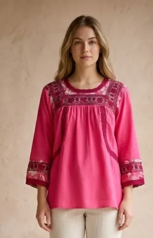 WhatsApp Image 2026-10-22 at 2.38.32 PM Blusa coral deshilado margaritas y tejido semilla en rojo