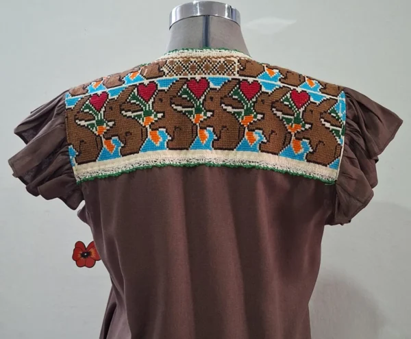 Vestido café bordado punto de cruz de conejos