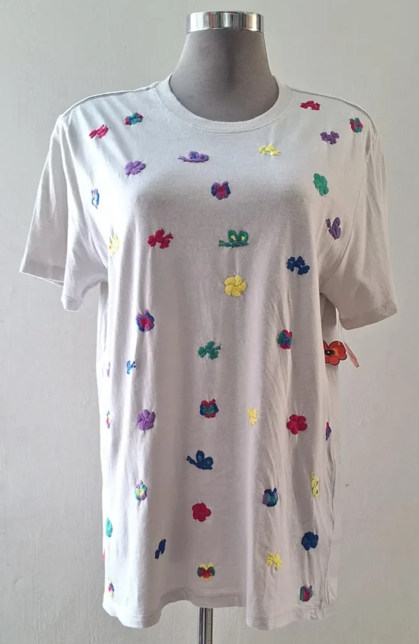 b10 Playera gris plata con bordado de colores