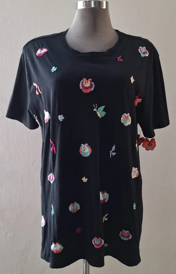 Playera negra bordado pensamientos salteados