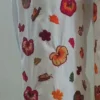 b15 Pantalón blanco con bordado en tonos rojos