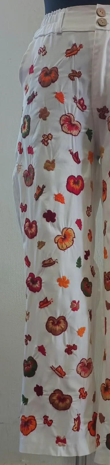b15 Pantalón blanco con bordado en tonos rojos