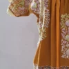 Blusa tela mostaza con deshilado de moños