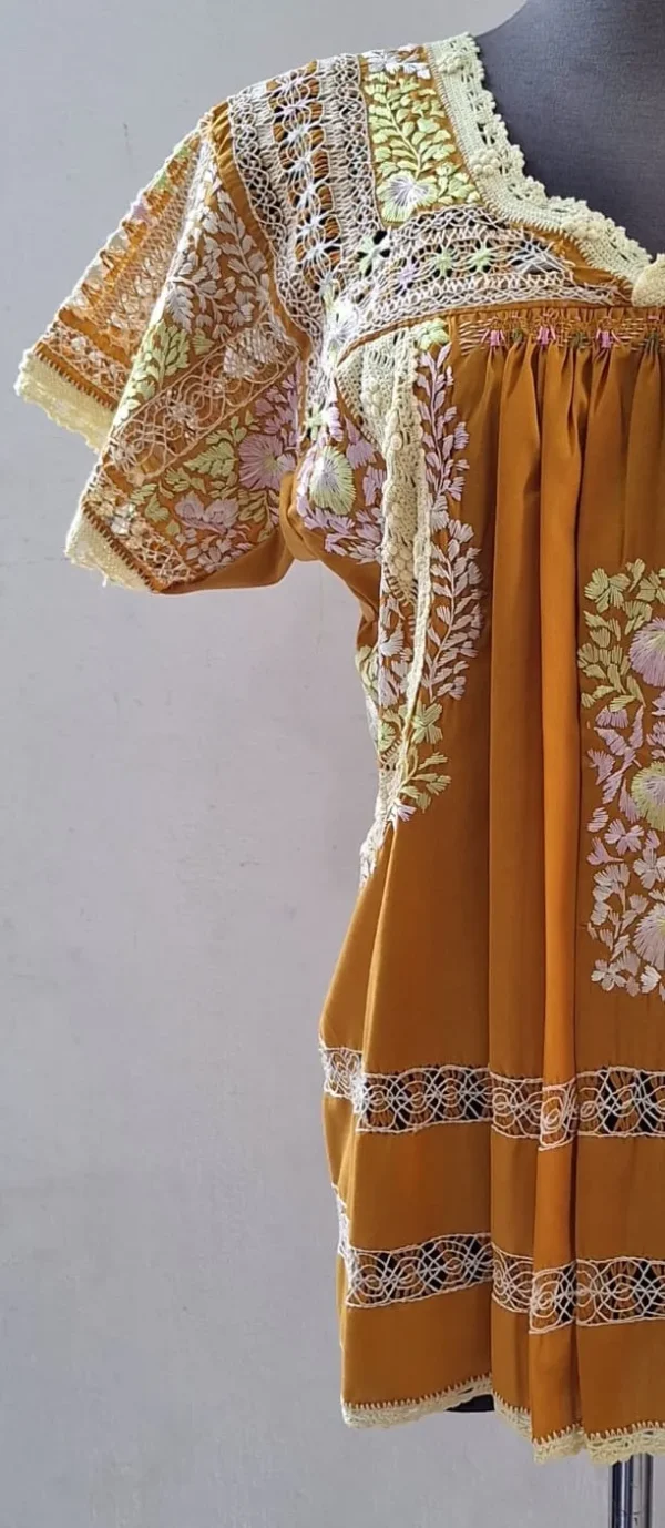 Blusa tela mostaza con deshilado de moños
