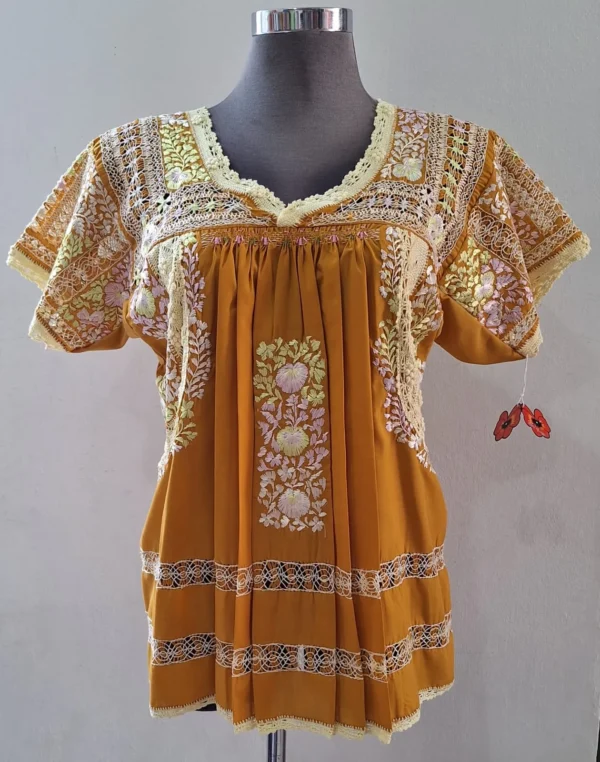 Blusa tela mostaza con deshilado de moños