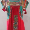 Blusa tela roja bordado con tonos verdes