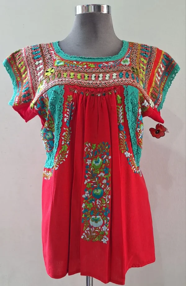Blusa tela roja bordado con tonos verdes