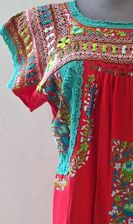 Blusa tela roja bordado con tonos verdes