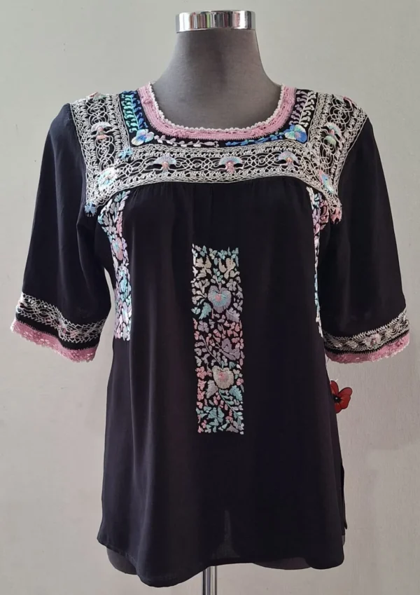 b6 Blusa negra danzantes tonos pastel
