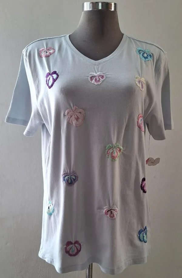 Playera tela azul cielo con tonos pastel