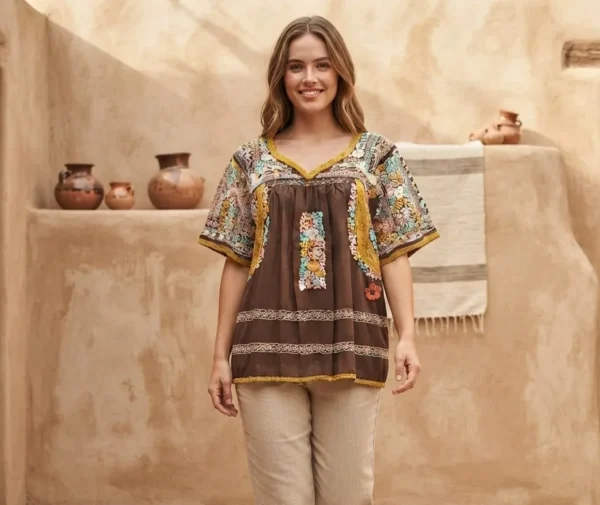 Blusa tela café con deshilado danzantes trabajo arriba
