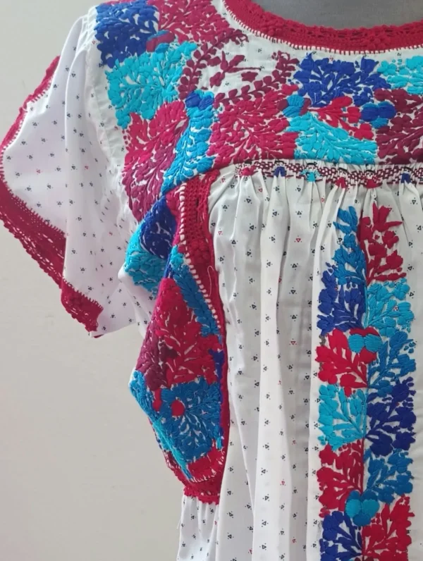 Blusa solo bordada estampada fondo blanco