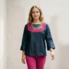 Blusa de mezclilla  bordado en cuello tipo randa
