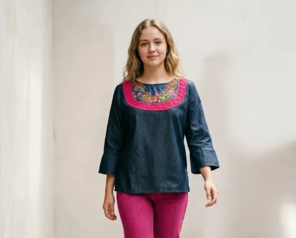 Blusa de mezclilla  bordado en cuello tipo randa