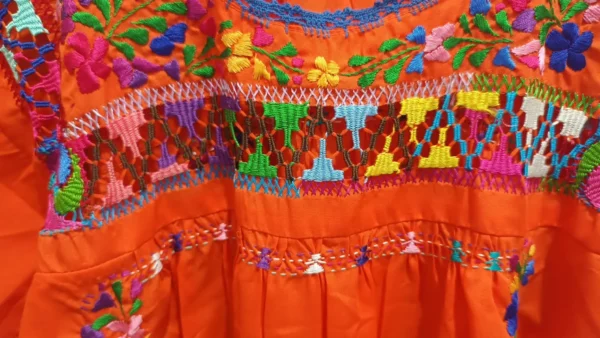 Blusa tela naranja de pirámides
