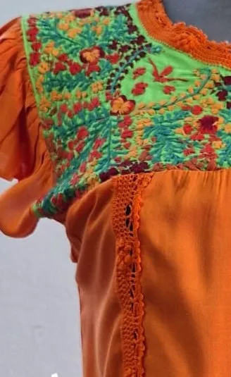 Blusa tela naranja con bordado solo en cajón tejido naranja