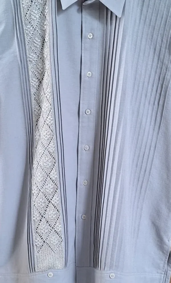 camisa gris Guayabera gris con randa plata de semilla y alforzas