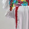 costado Blusa blanca sencilla con randa en costado