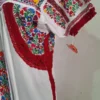 costado de vestido multicolor Vestido blanco multicolor con tejido en costados