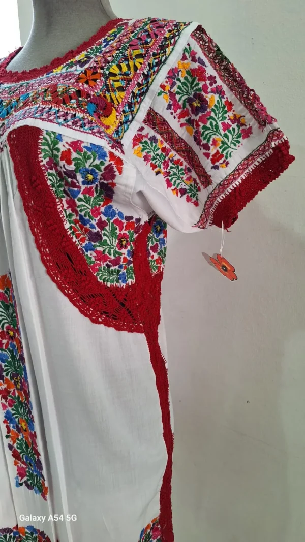 costado de vestido multicolor Vestido blanco multicolor con tejido en costados