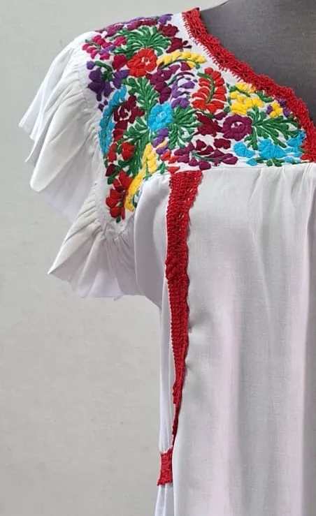 costado Blusa blanca sencilla con randa en costado