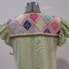 Vestido punto de cruz tela verde con colores
