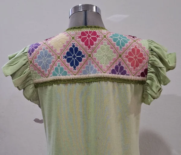 Vestido punto de cruz tela verde con colores